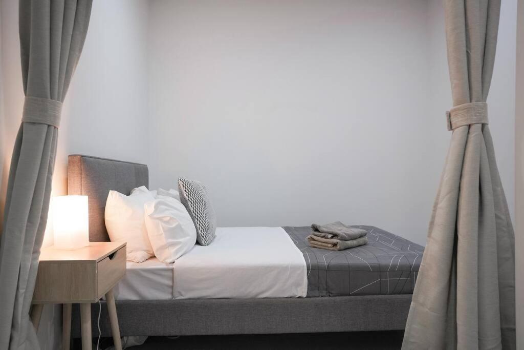 Apartment 16m Stylish 2 Bedroom Abnb In Mascot, 2 Free Parking Sydney